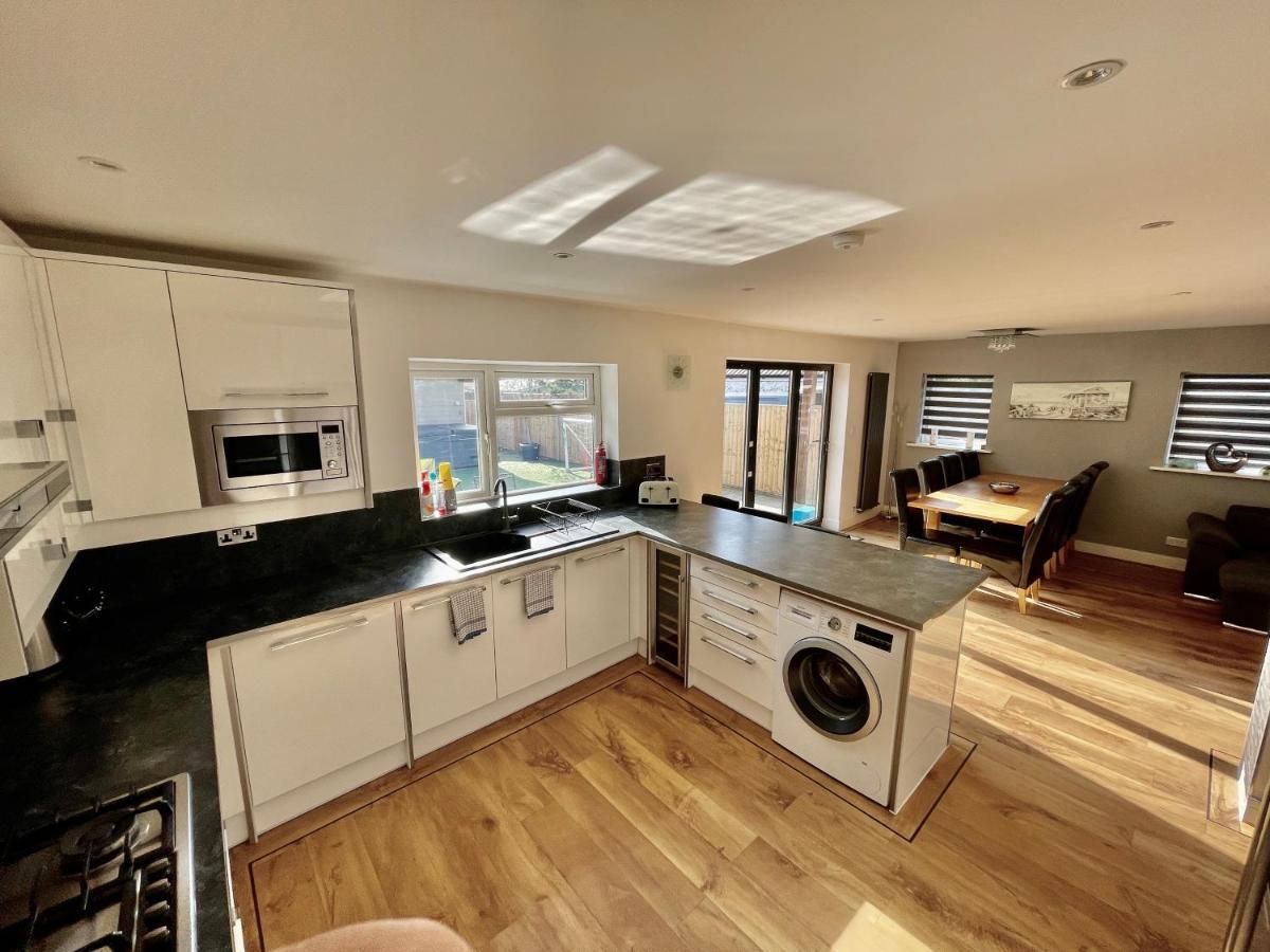 Four Corners Holiday Home Hot Tub & Sauna Ferndown Esterno foto